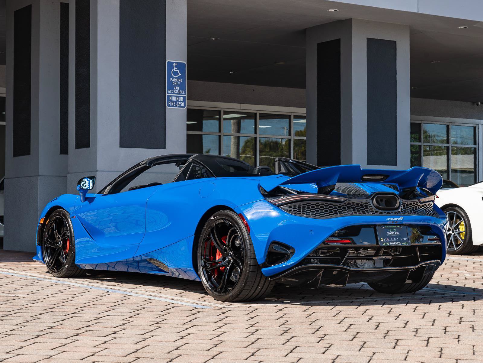 Used 2024 McLaren 750S Spider RWD image 35