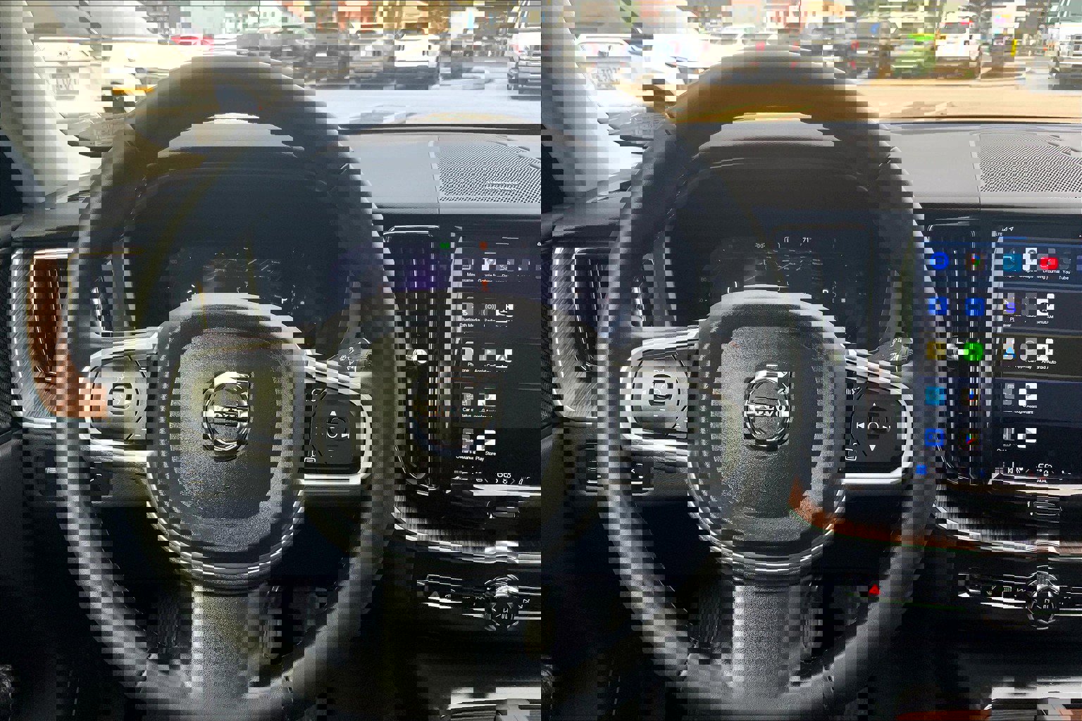 Used 2022 Volvo XC60 B5 Momentum w/ Climate Package image 7