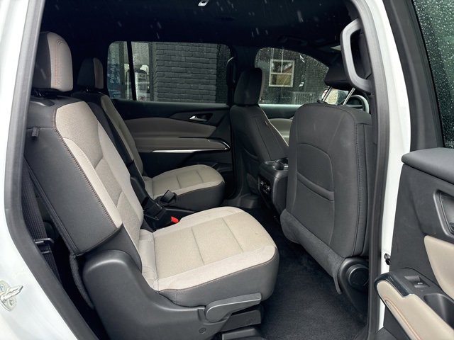 Used 2025 Chevrolet Traverse LT image 12