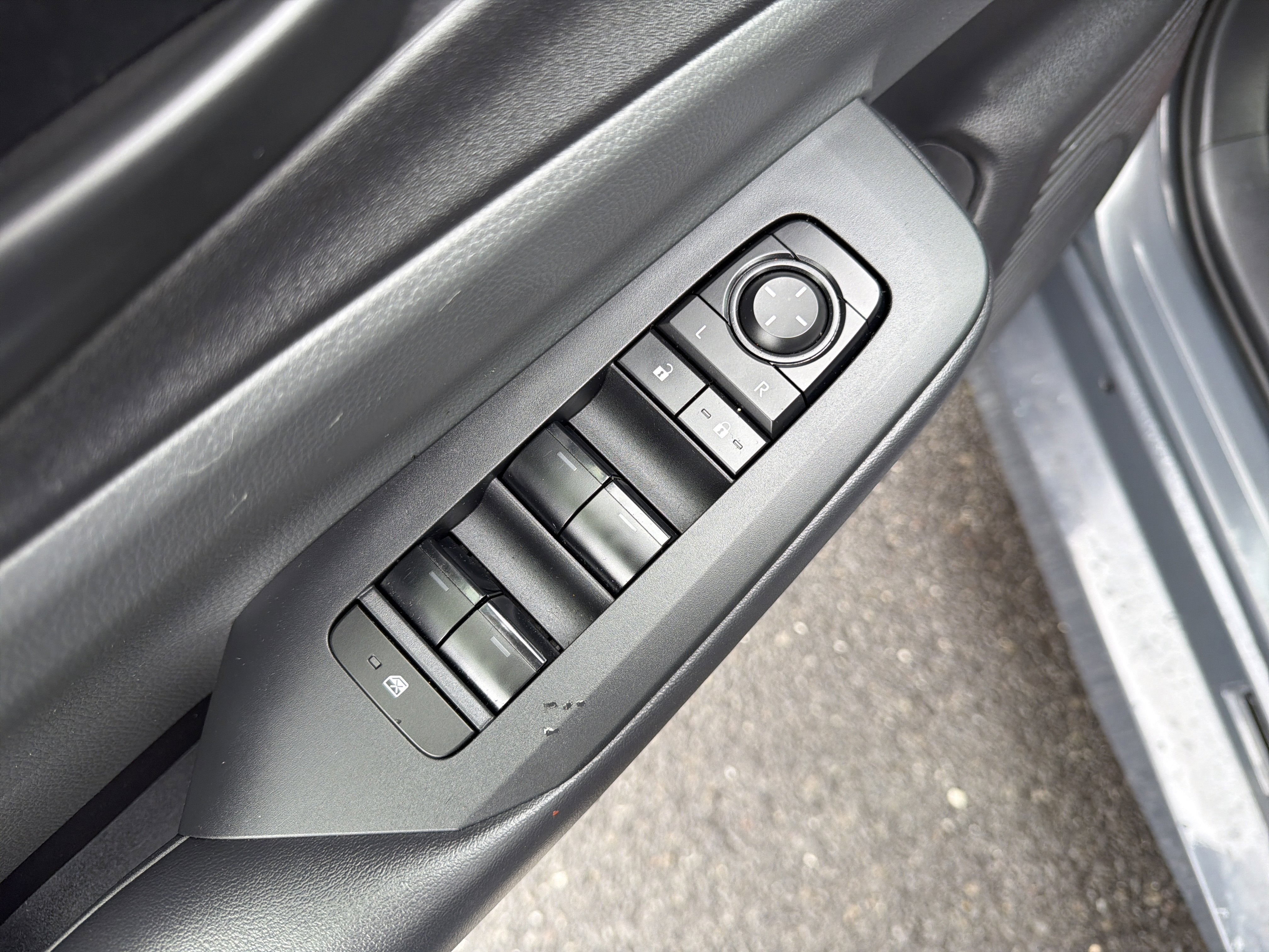 Used 2025 Toyota Prius LE image 16