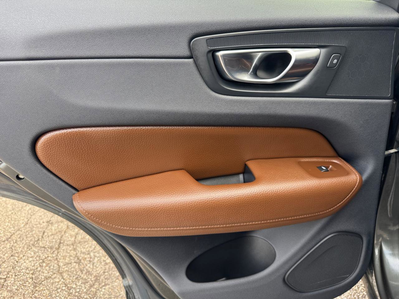 Used 2018 Volvo XC60 T6 Momentum w/ Vision Package image 23