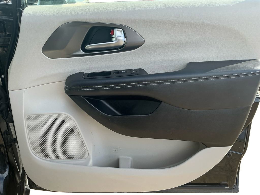 Used 2024 Chrysler Pacifica Select image 16