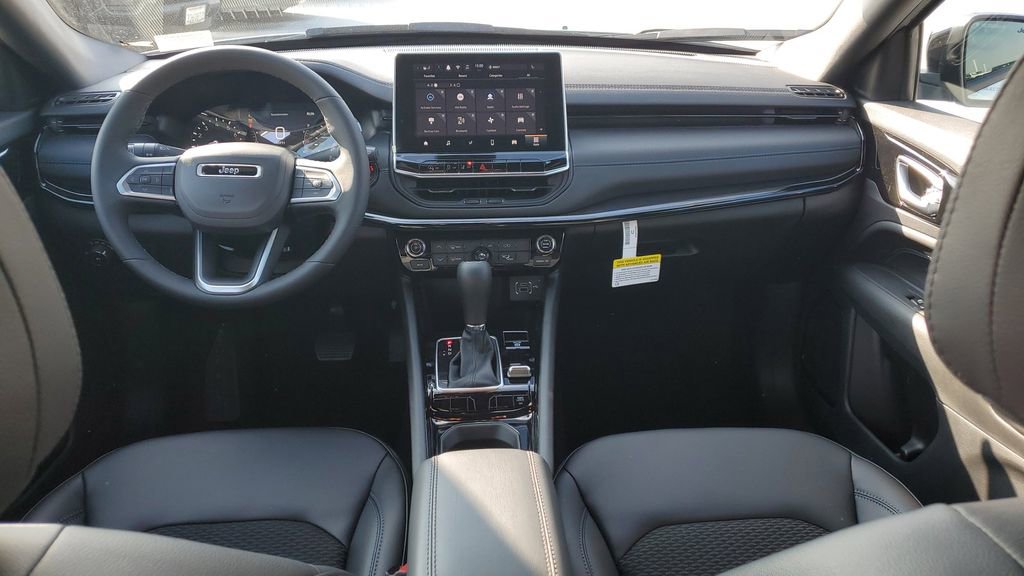 New 2026 Jeep Compass Latitude image 10