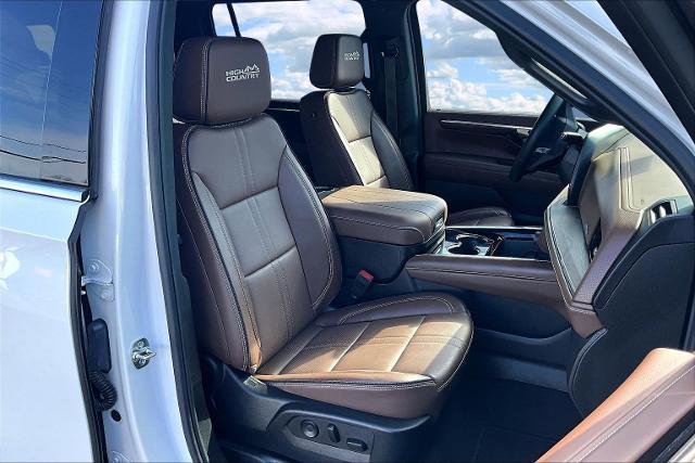 Used 2025 Chevrolet Suburban High Country image 30