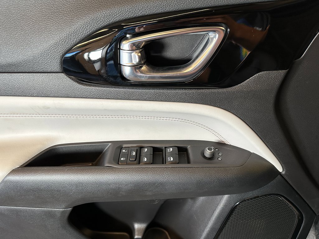 Used 2025 Jeep Compass Limited image 19