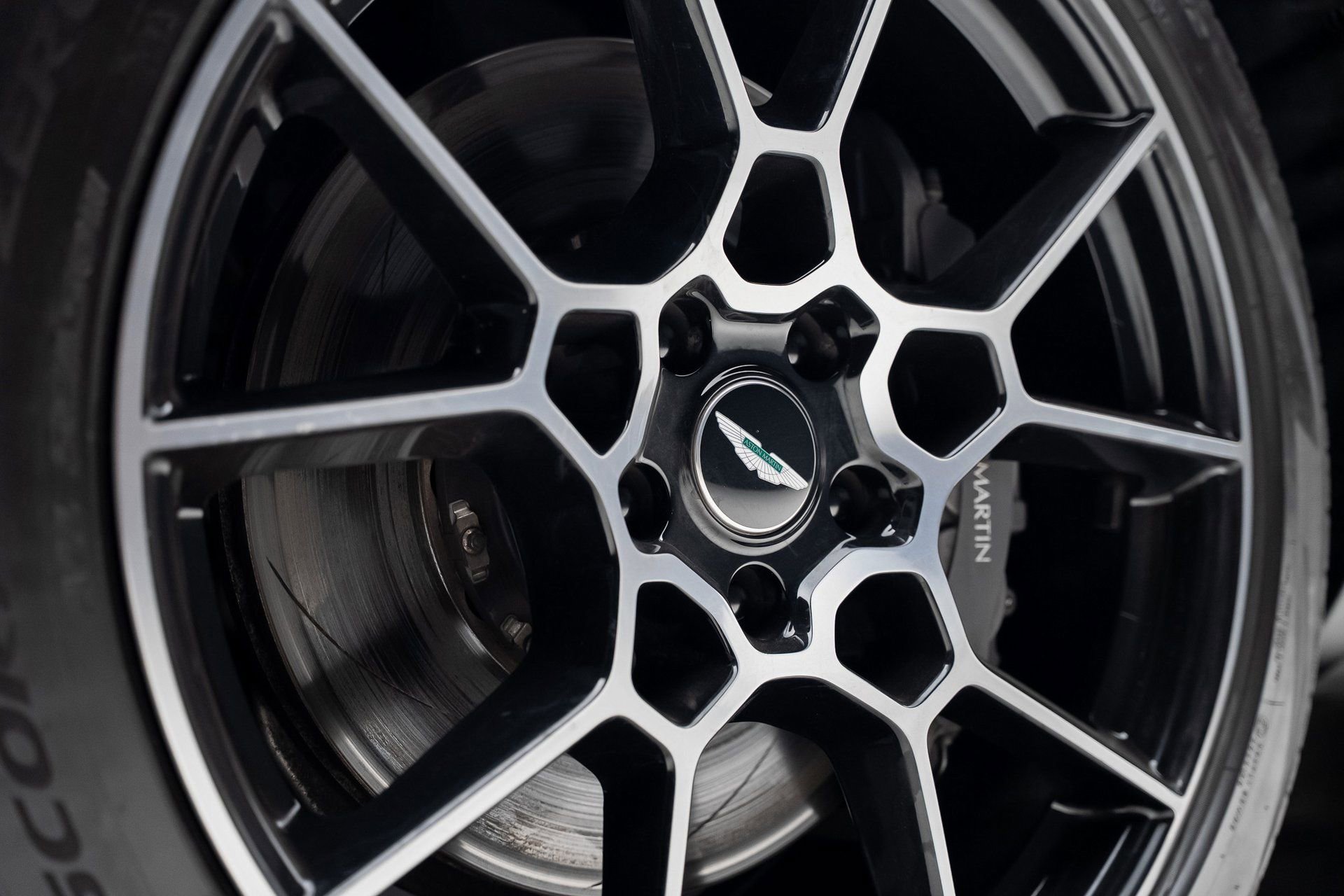 Used 2021 Aston Martin DBX image 21