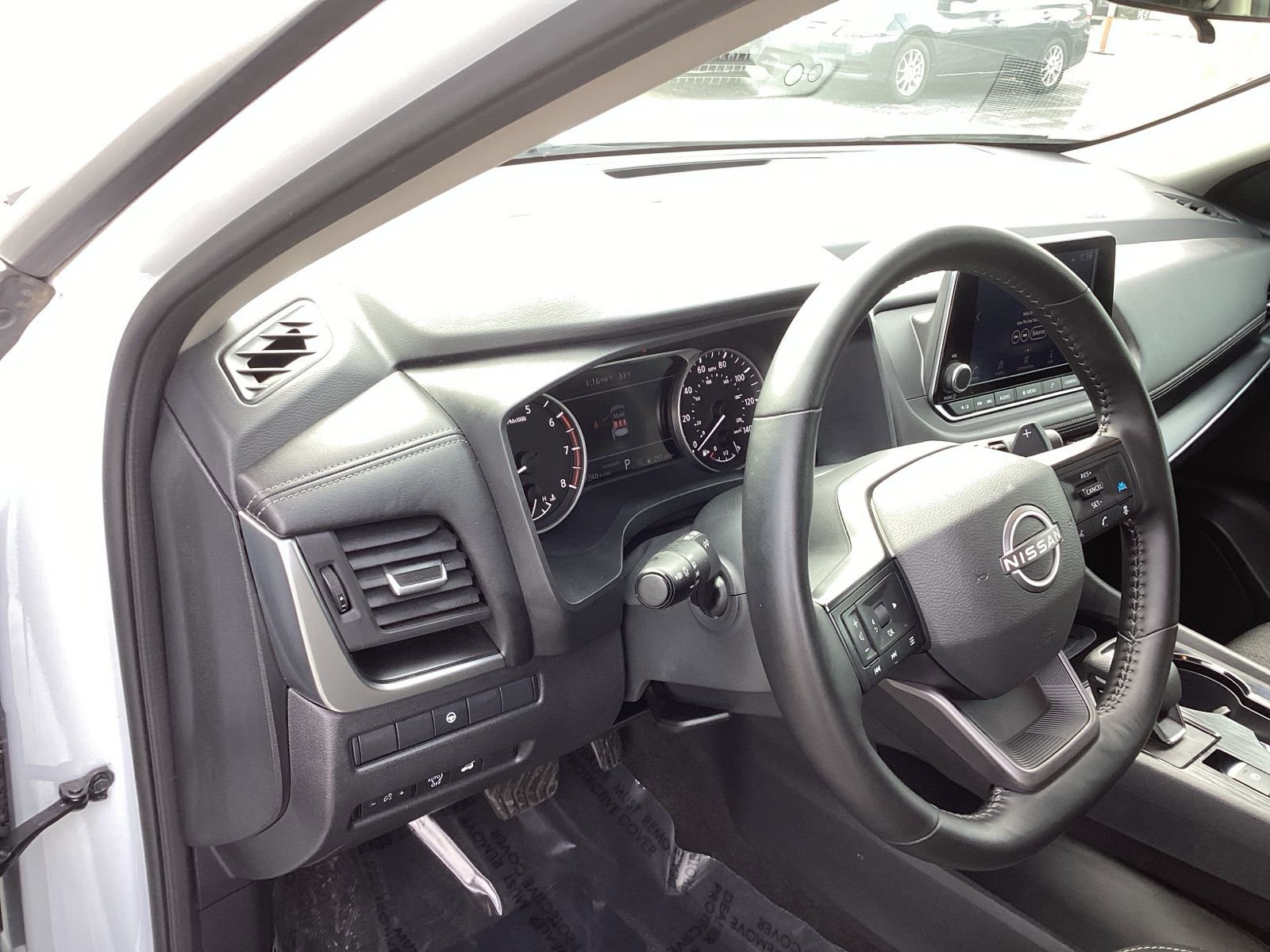 Used 2025 Nissan Rogue SV image 9