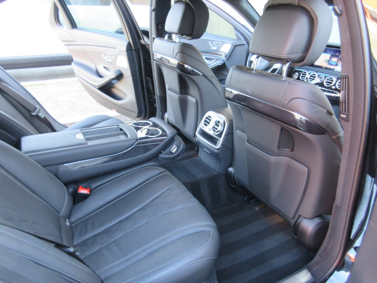 Used 2020 Mercedes-Benz S 560 Sedan w/ AMG Line Exterior image 32