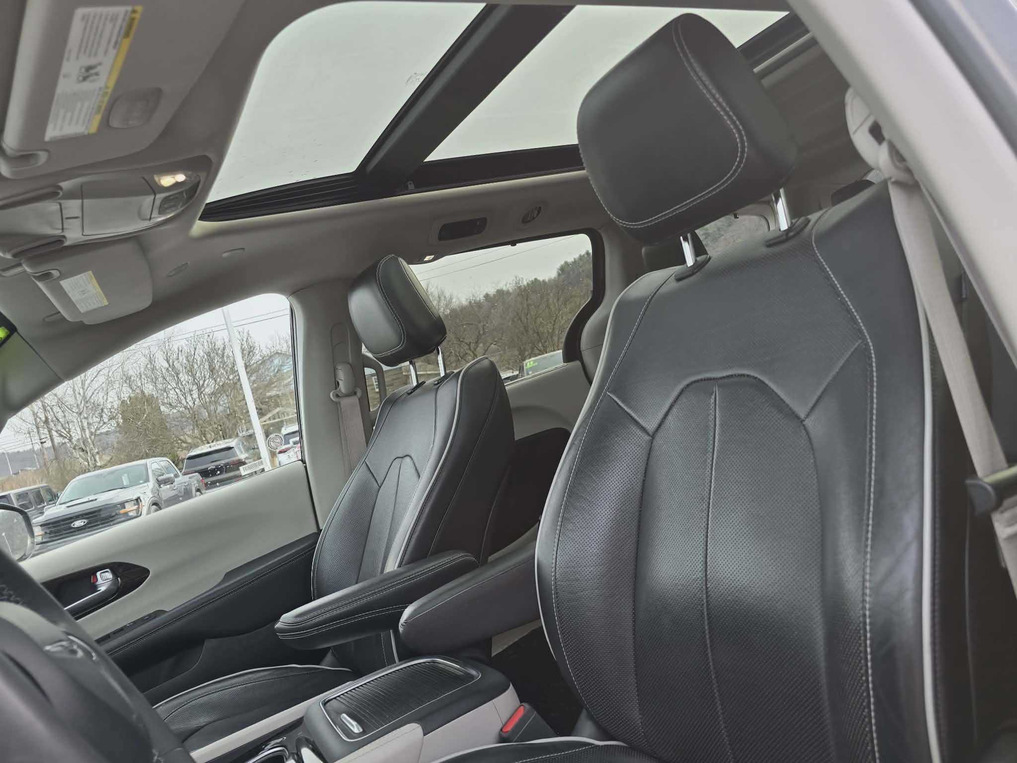 Used 2023 Chrysler Pacifica Limited FWD image 12