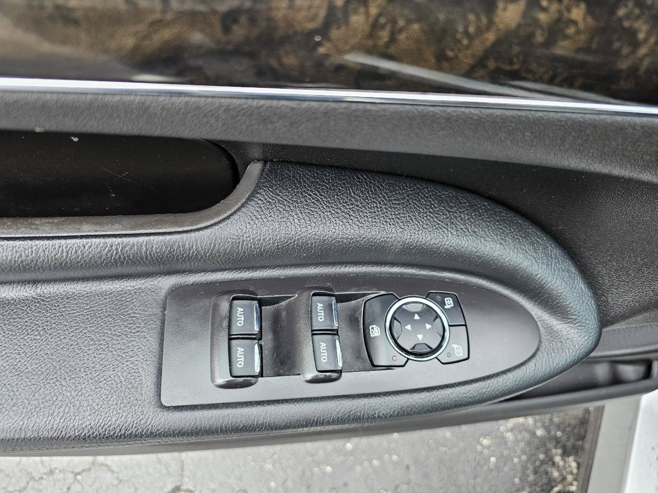 Used 2014 Lincoln MKT AWD image 4