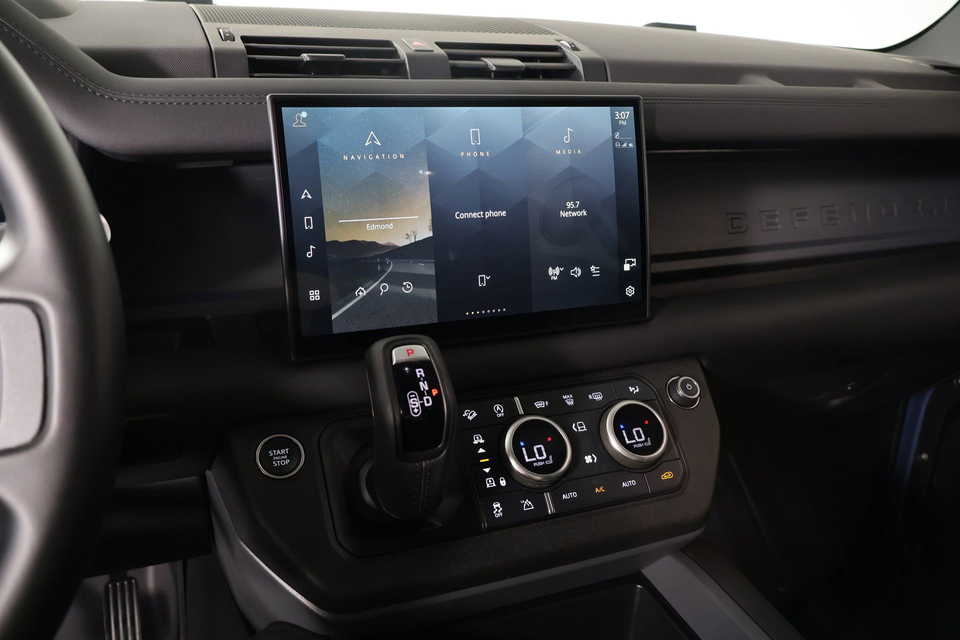 Used 2025 Land Rover Defender 110 X-Dynamic SE image 5