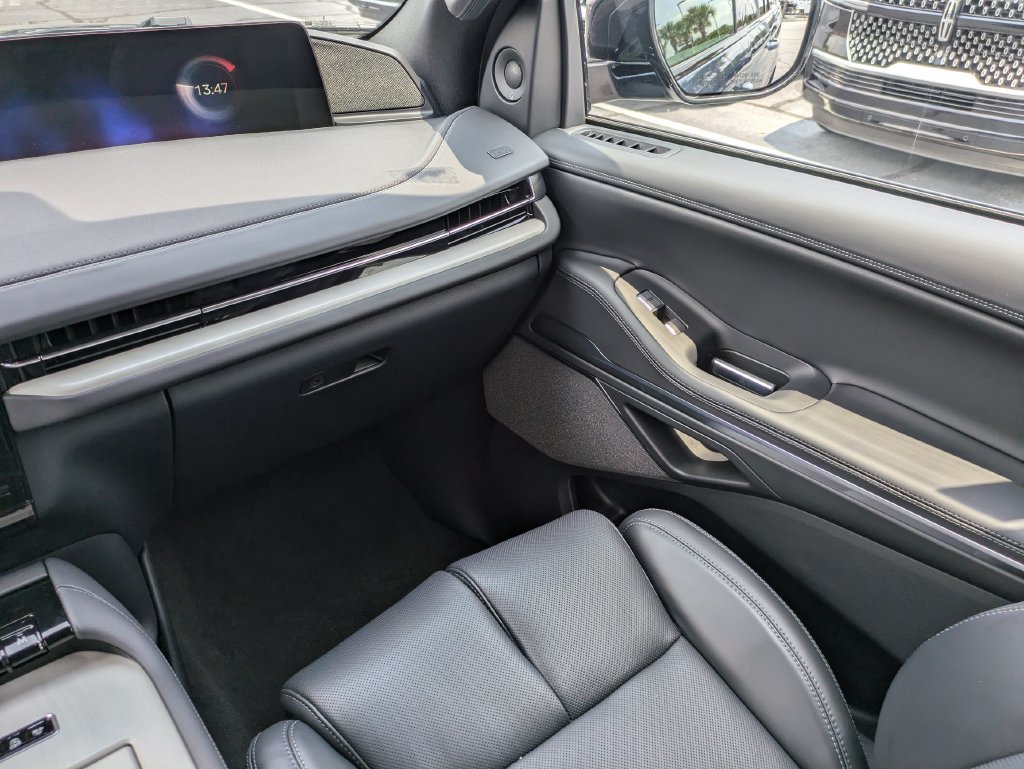 New 2027 Lincoln Navigator Reserve w/ Jet Appearance Package RWD image 17
