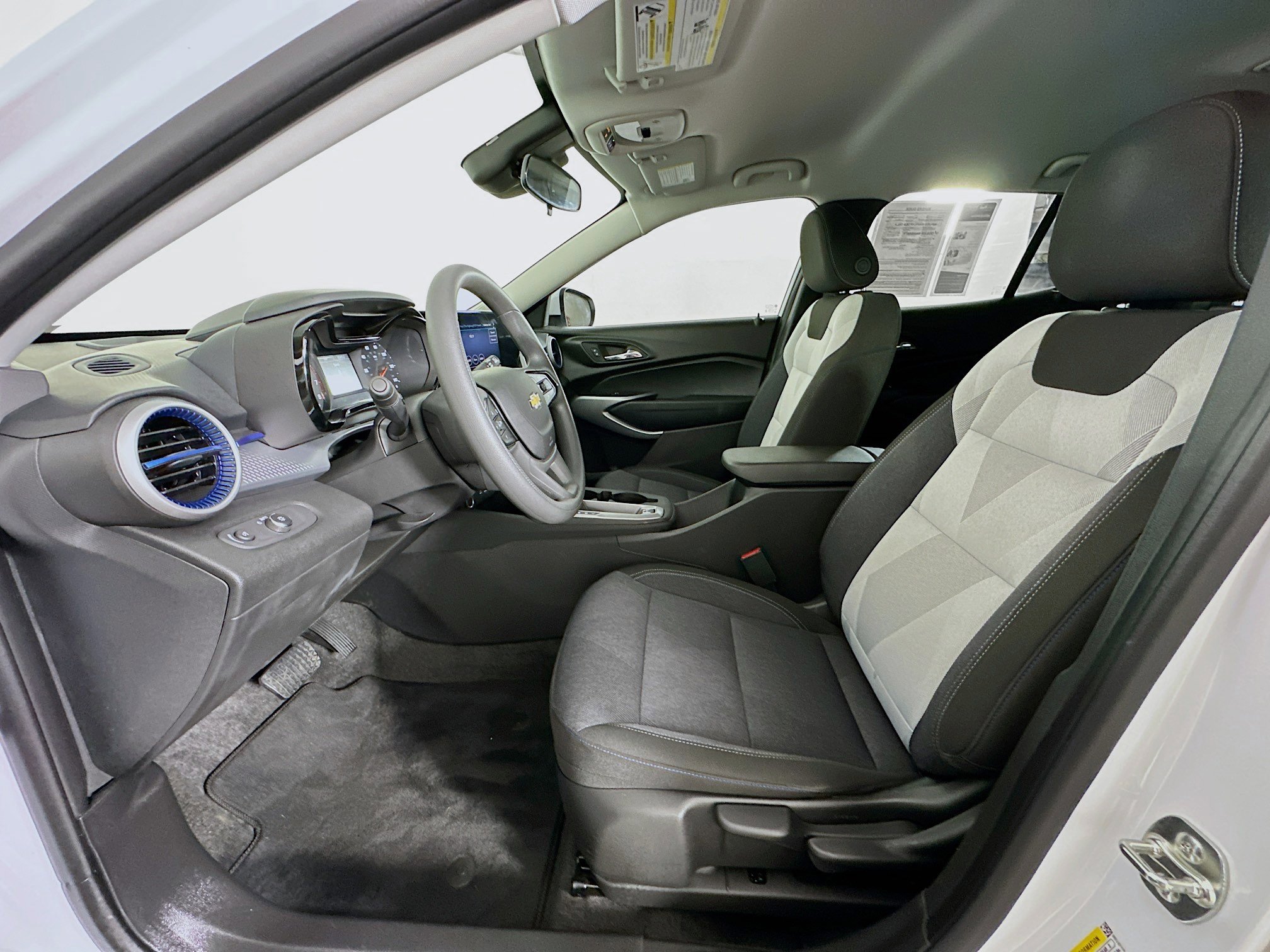 Used 2025 Chevrolet Trax LS w/ LS Convenience Package image 13