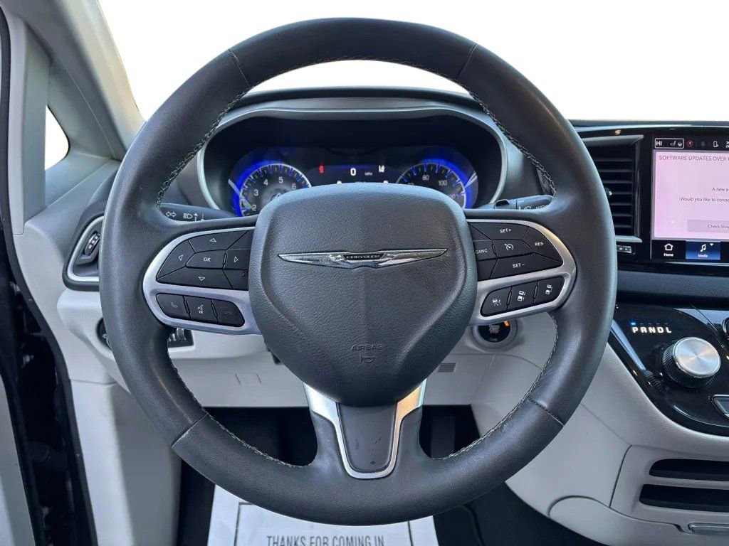 Used 2023 Chrysler Pacifica Touring-L image 12