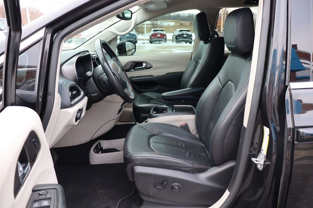 Used 2021 Chrysler Pacifica Touring-L w/ Uconnect Theater Family Group image 10
