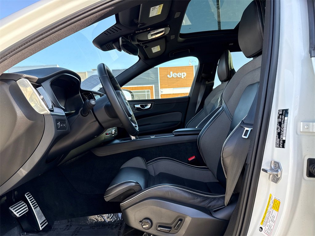 Used 2022 Volvo XC60 T8 R-Design image 5