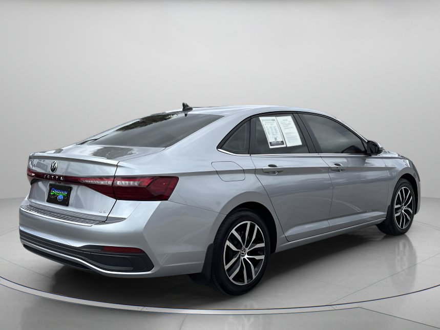 Used 2025 Volkswagen Jetta SE FWD image 3