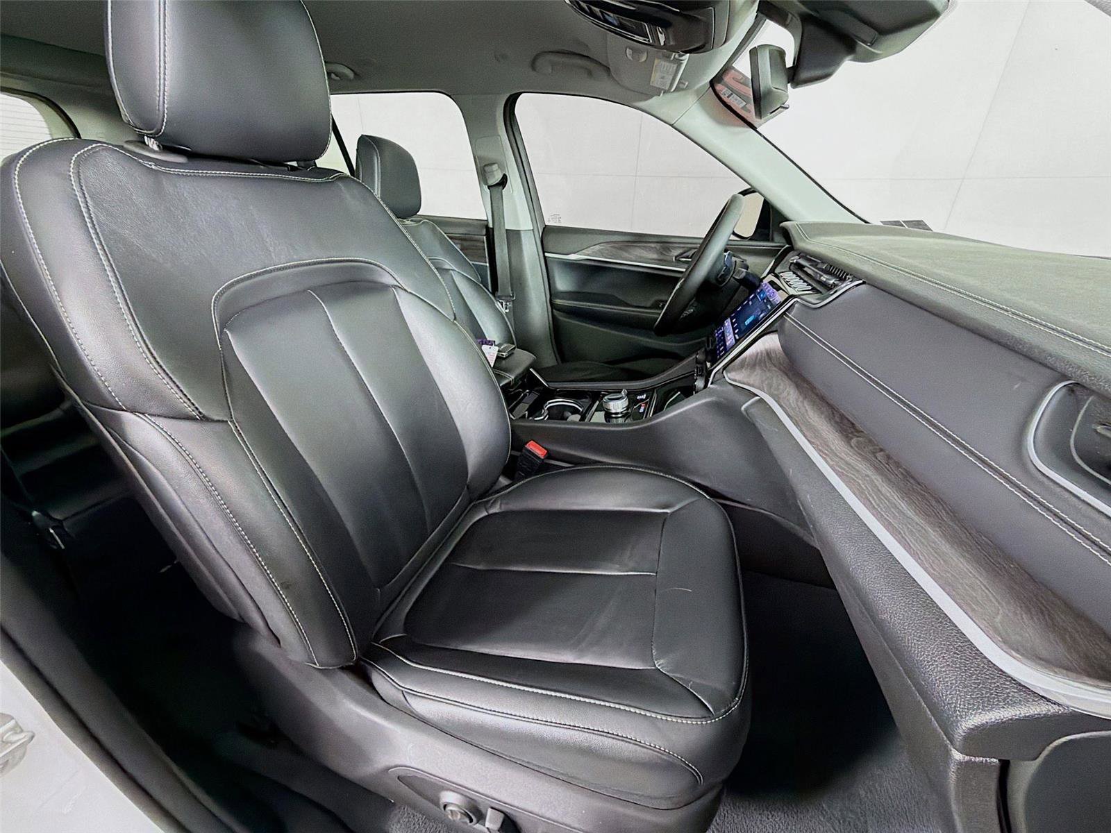 Used 2023 Jeep Grand Cherokee Limited image 28