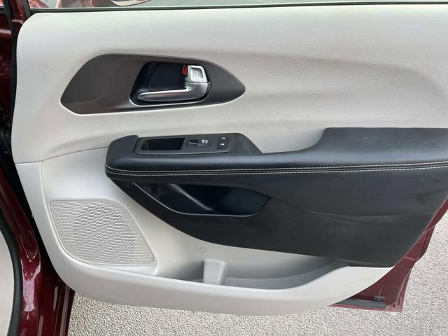 Used 2022 Chrysler Pacifica Touring-L image 21