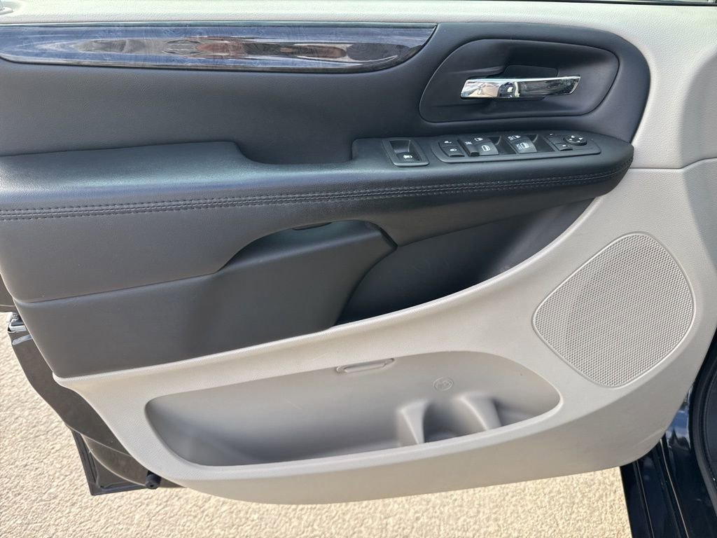 Used 2019 Dodge Grand Caravan SE w/ UConnect Hands-Free Group image 10