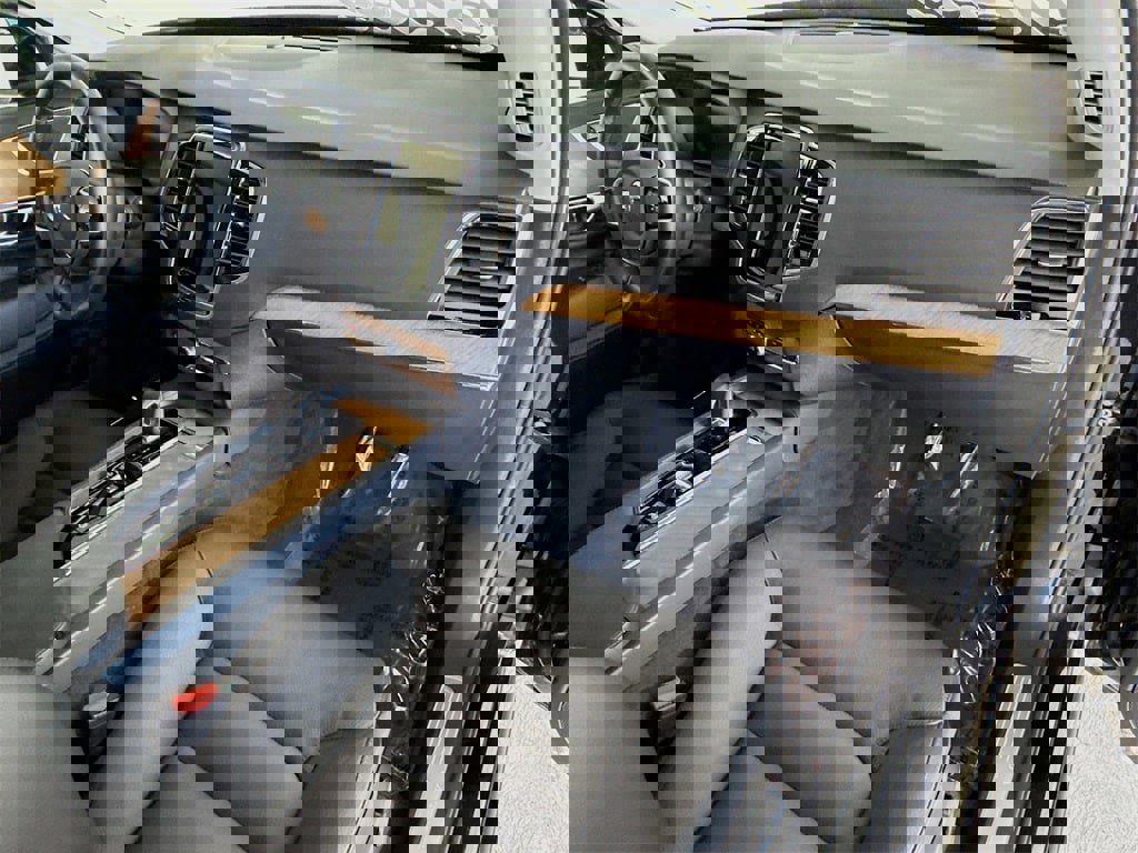 Certified 2025 Volvo XC90 B6 Plus image 31