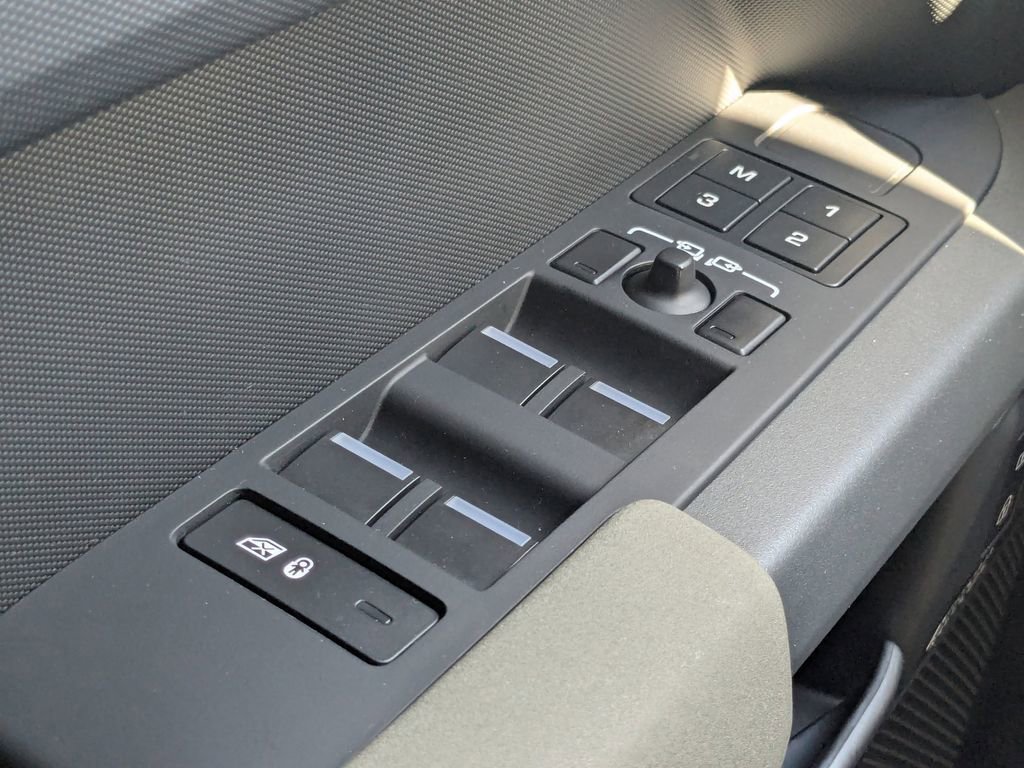 Used 2023 Land Rover Defender 110 X-Dynamic SE image 10