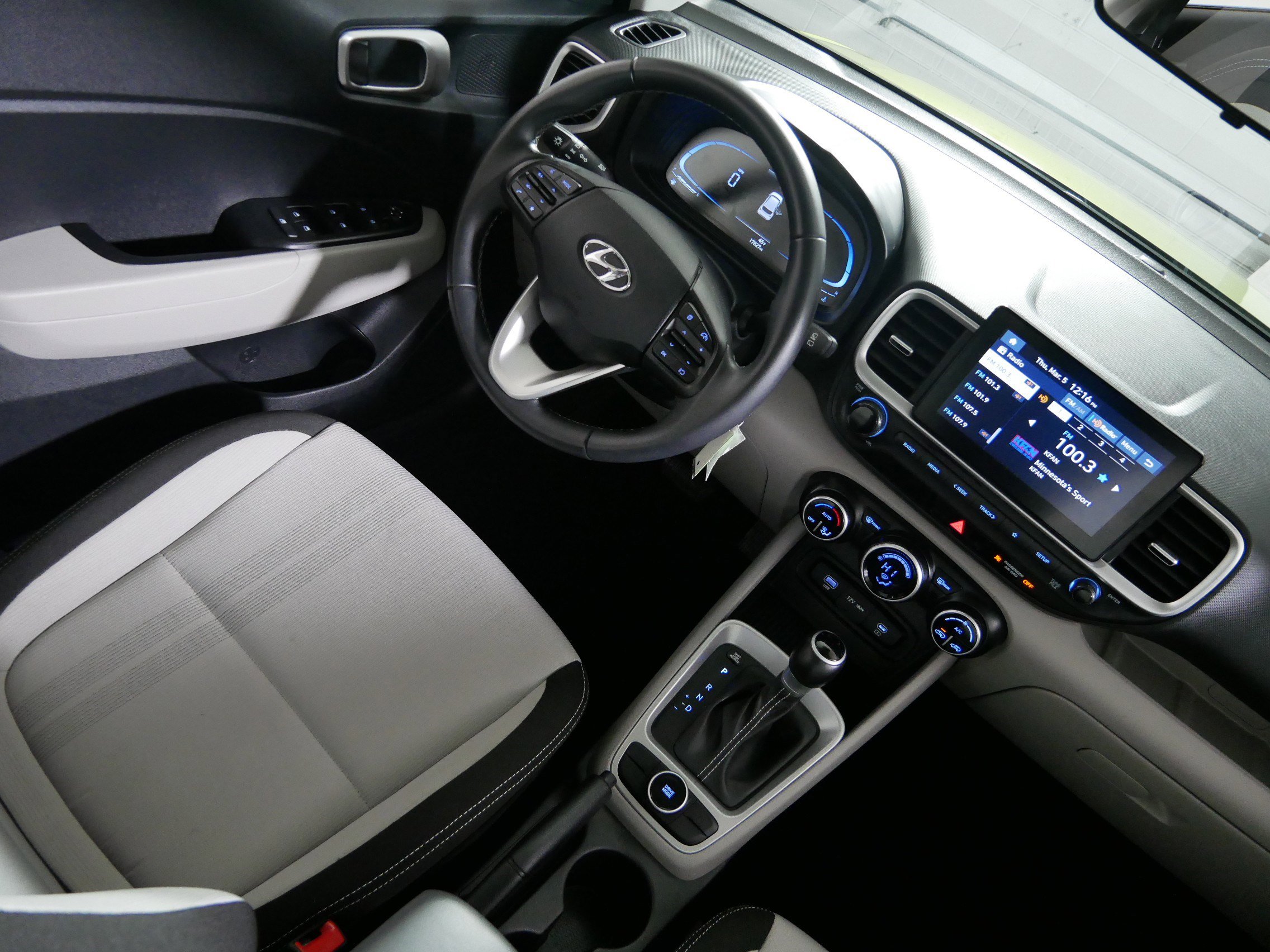 Used 2023 Hyundai Venue SEL image 9