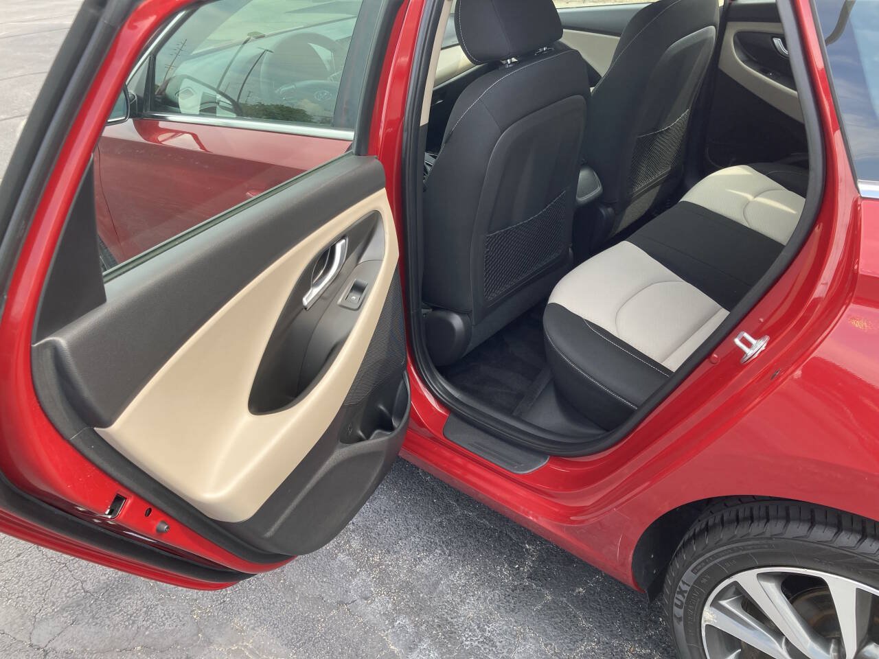 Used 2020 Hyundai Elantra GT FWD image 19