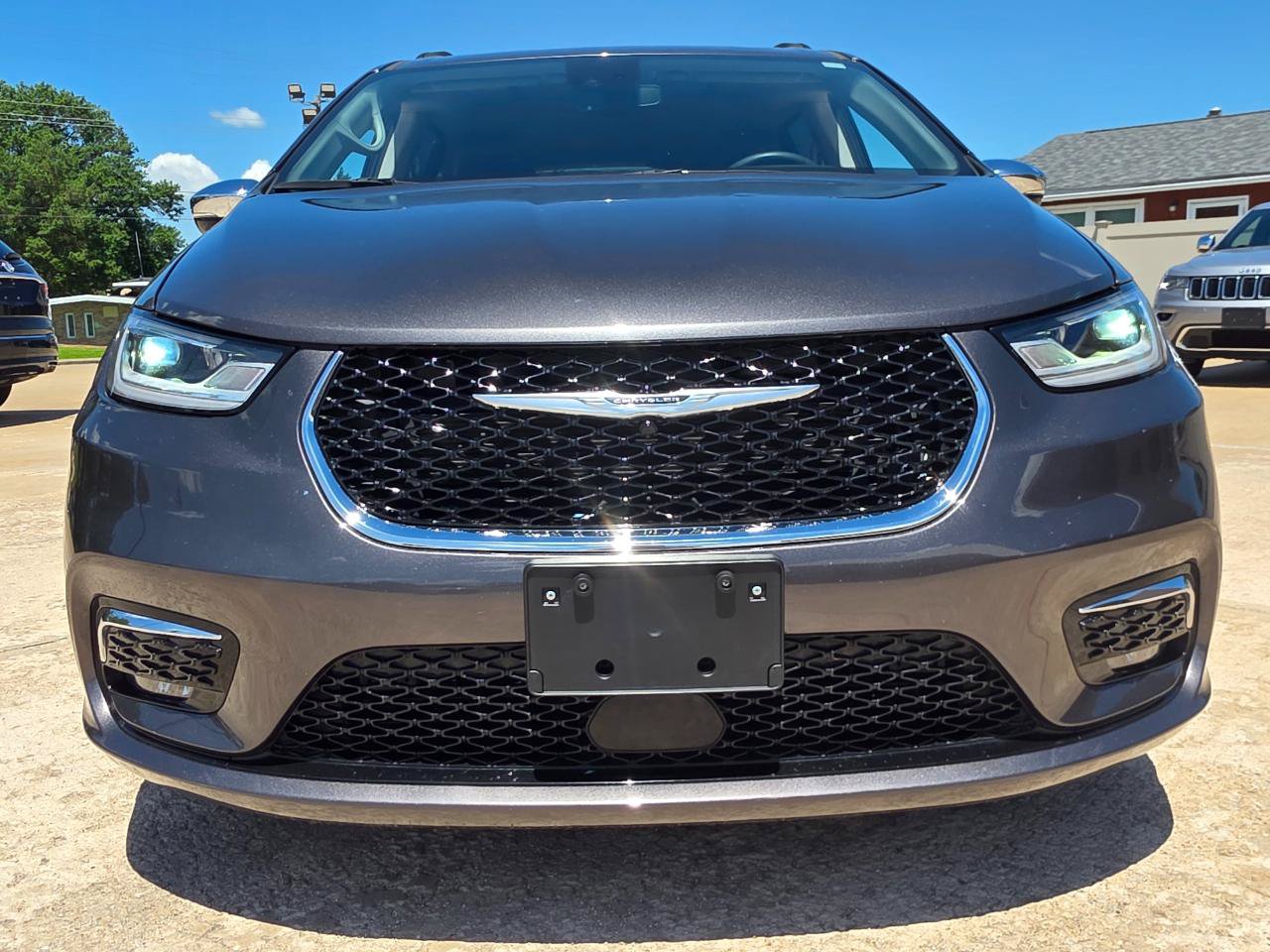 Used 2023 Chrysler Pacifica Limited FWD image 28