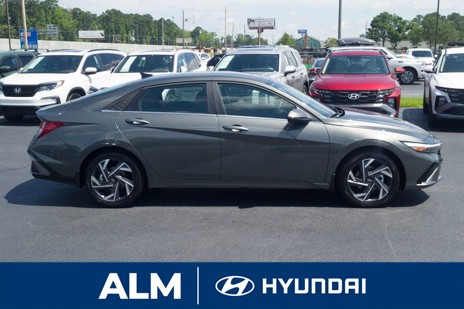 New 2025 Hyundai Elantra Limited image 4