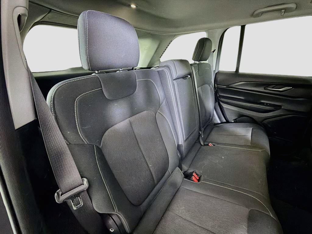 Used 2023 Jeep Grand Cherokee Laredo AWD/4WD image 28
