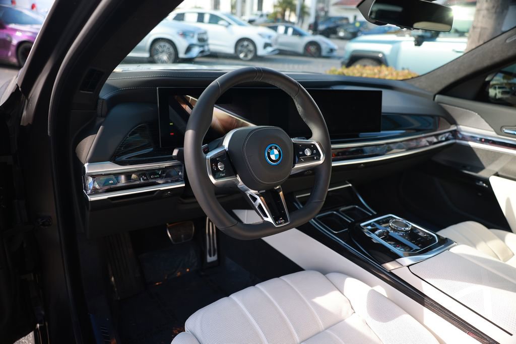 Used 2025 BMW i7 xDrive60 w/ Executive Package image 16