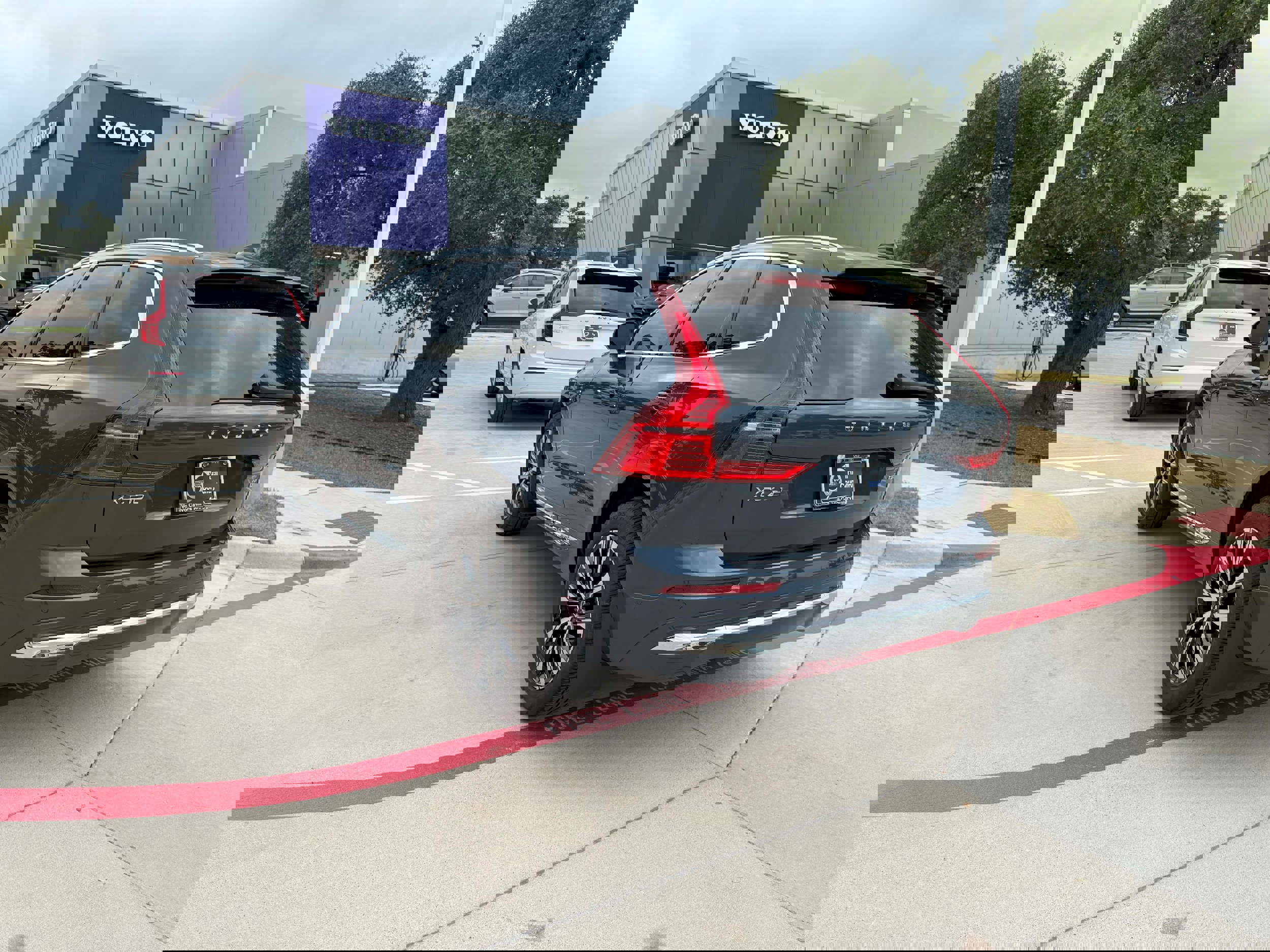 Certified 2023 Volvo XC60 B5 Plus w/ Climate Package image 4