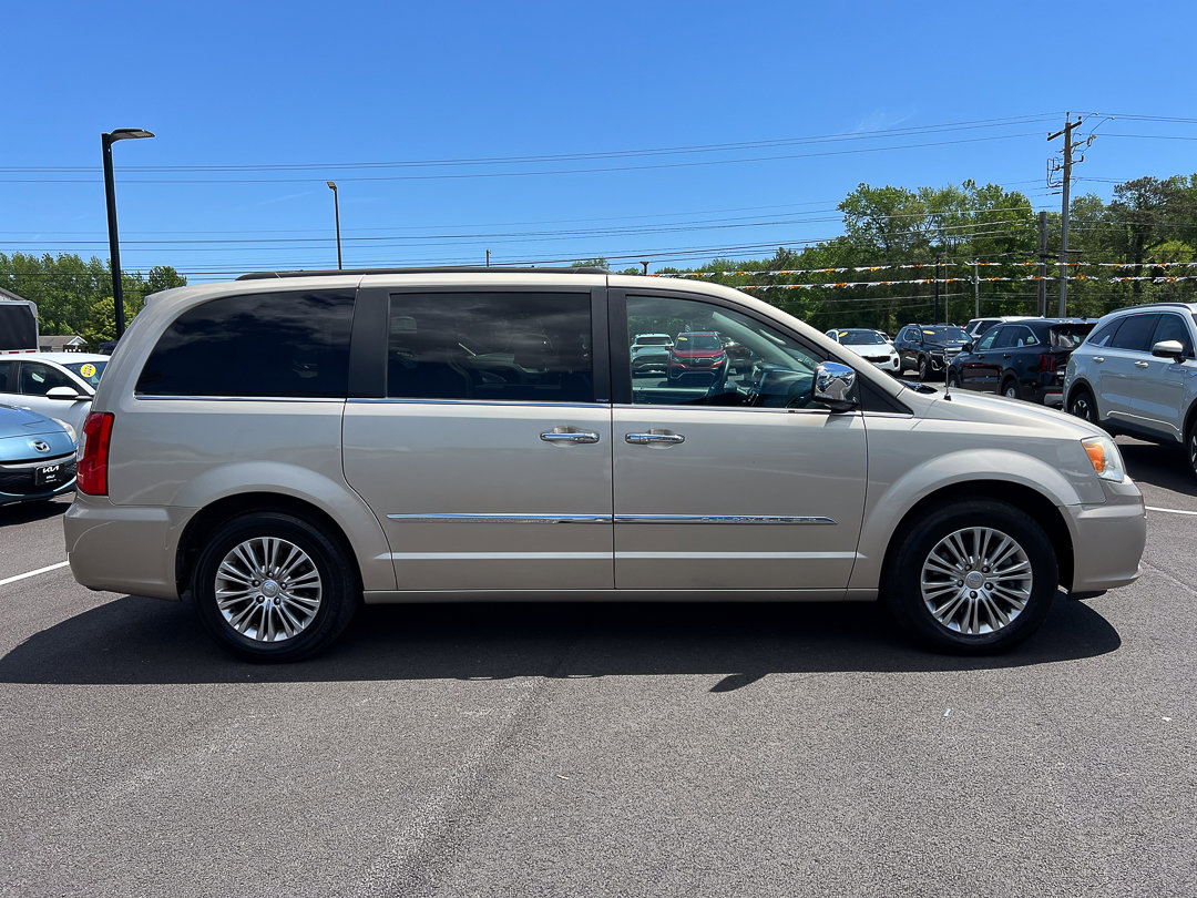 Used 2013 Chrysler Town & Country Touring-L w/ Driver Convenience Group FWD image 10