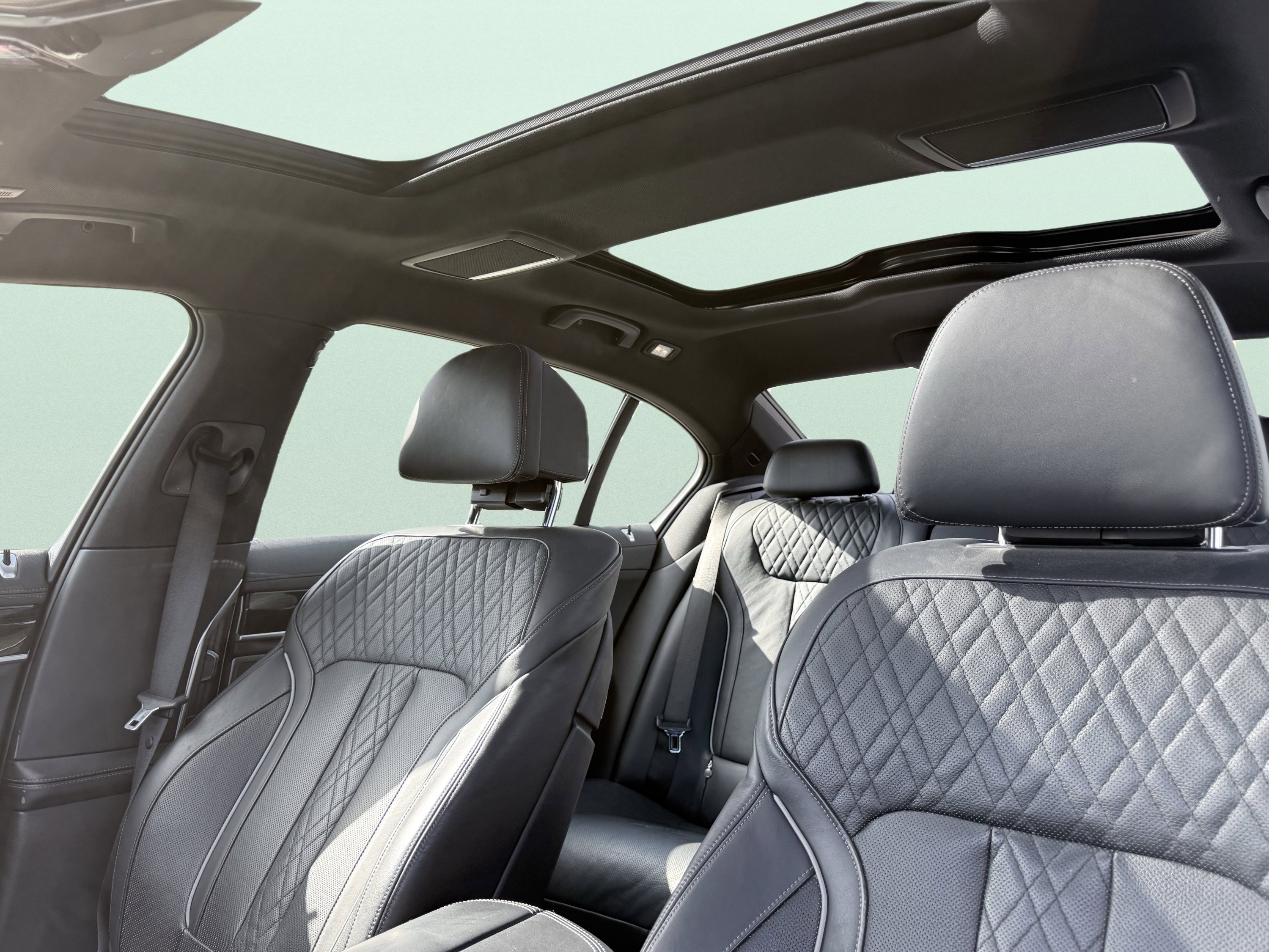 Used 2019 BMW 750i w/ M Sport Package image 16