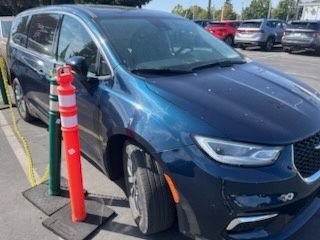 Used 2023 Chrysler Pacifica Touring-L FWD image 2