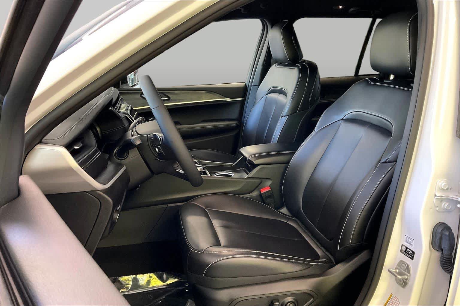 Used 2025 Jeep Grand Cherokee Limited AWD/4WD image 7