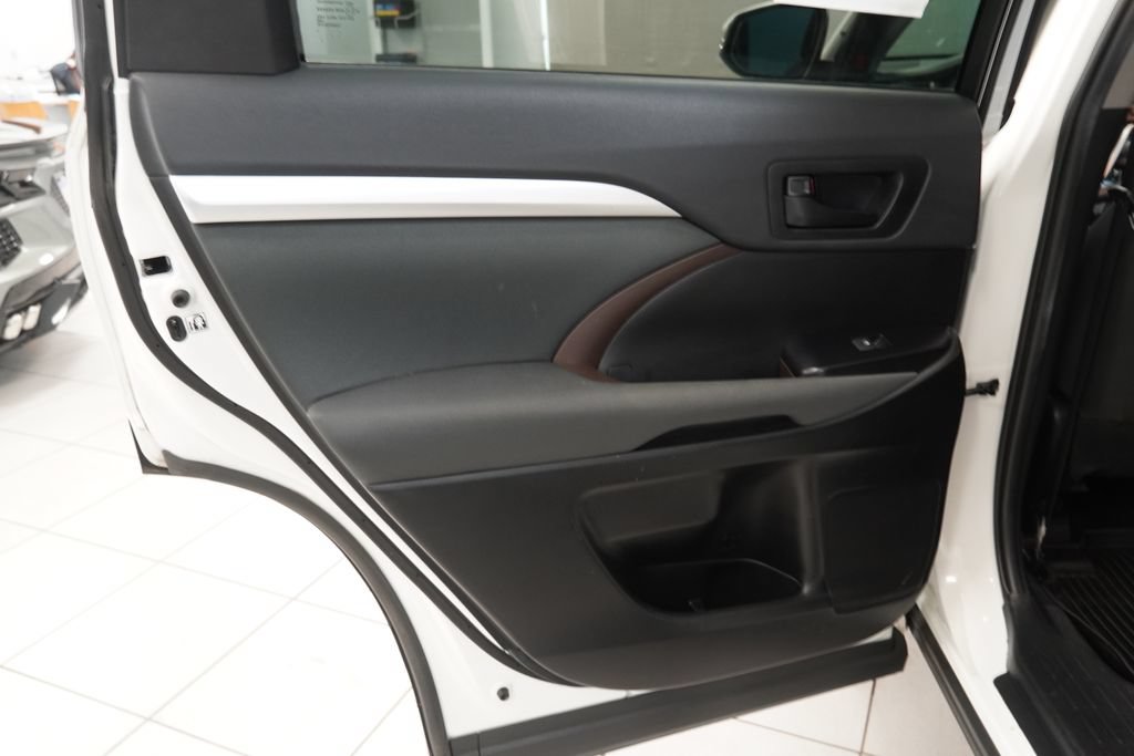 Used 2019 Toyota Highlander LE AWD/4WD image 24