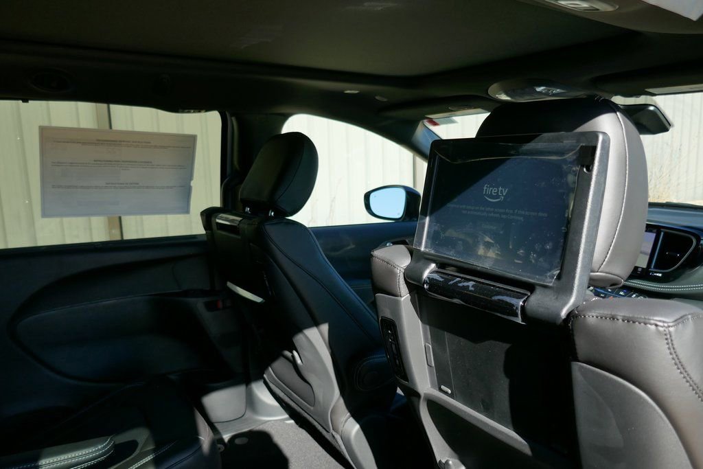 New 2026 Chrysler Pacifica Select image 12