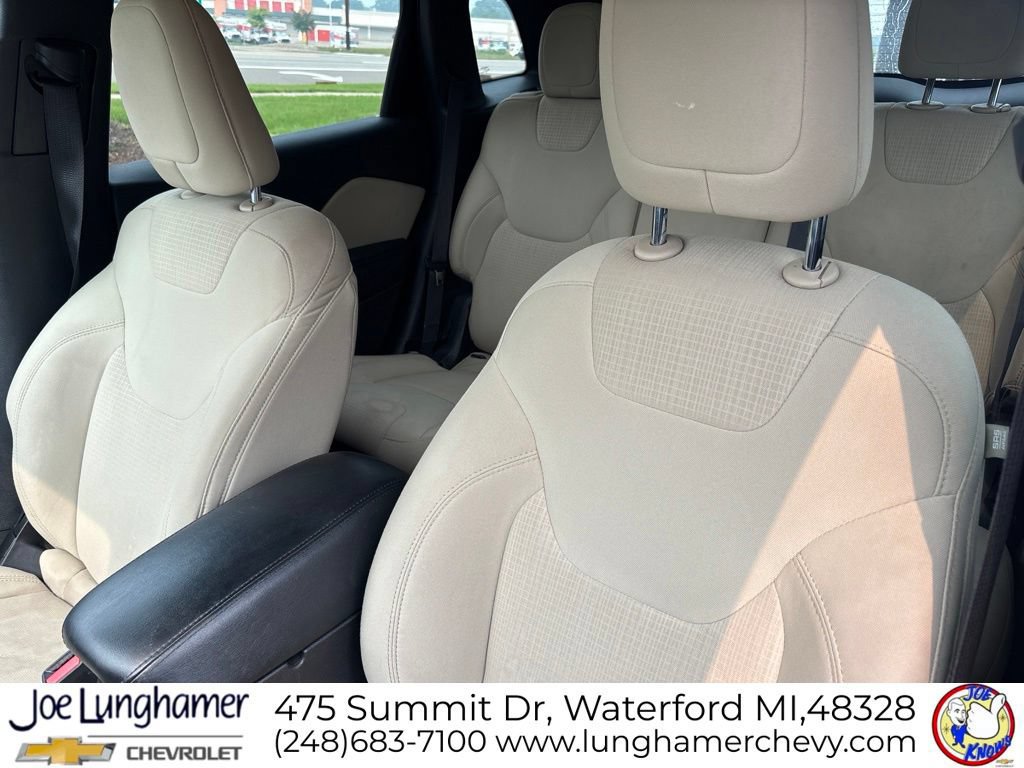 Used 2017 Jeep Cherokee Latitude w/ Safety/Convenience Group FWD image 14