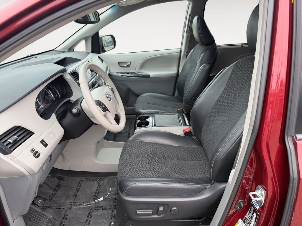 Used 2013 Toyota Sienna SE FWD image 6