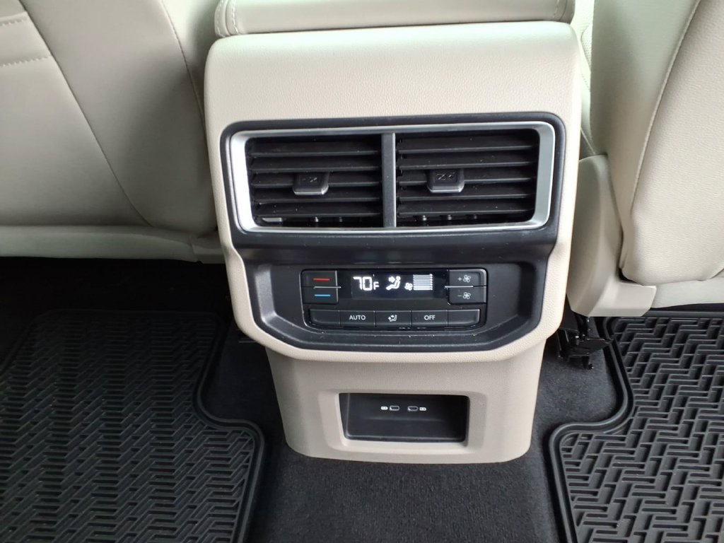 Used 2025 Volkswagen Atlas SE FWD image 18