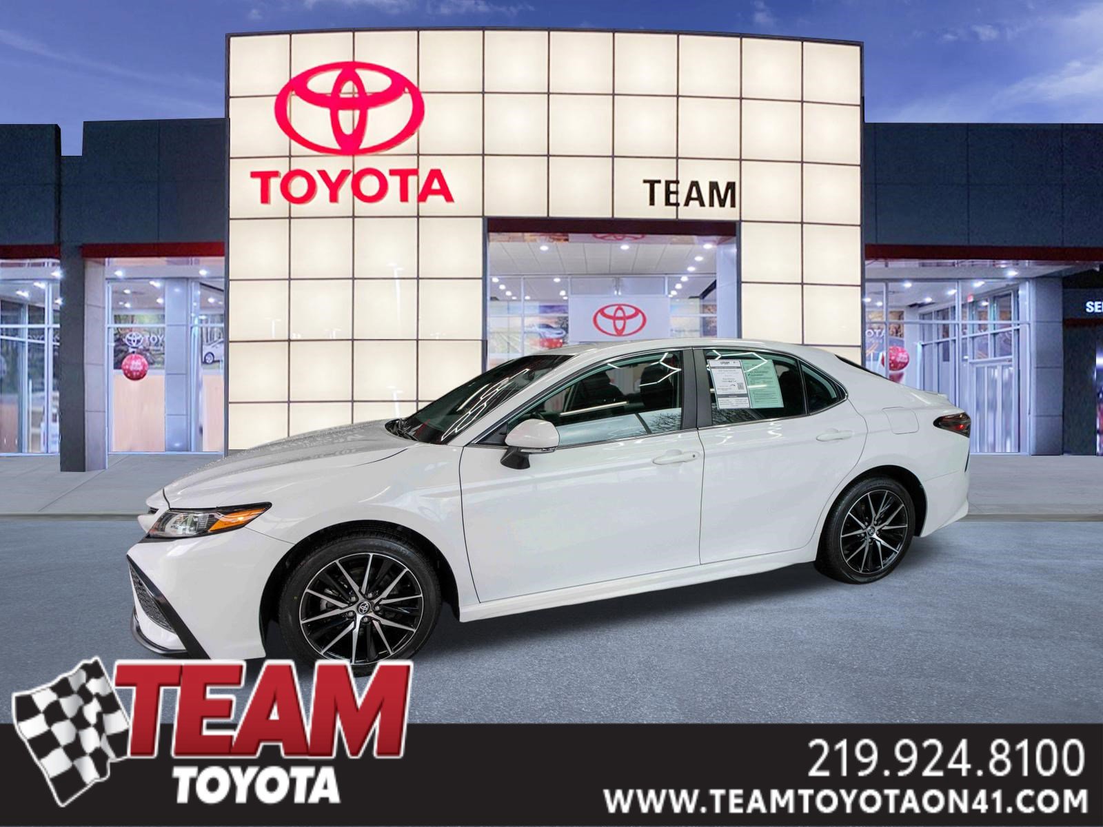 Used 2024 Toyota Camry SE image 1