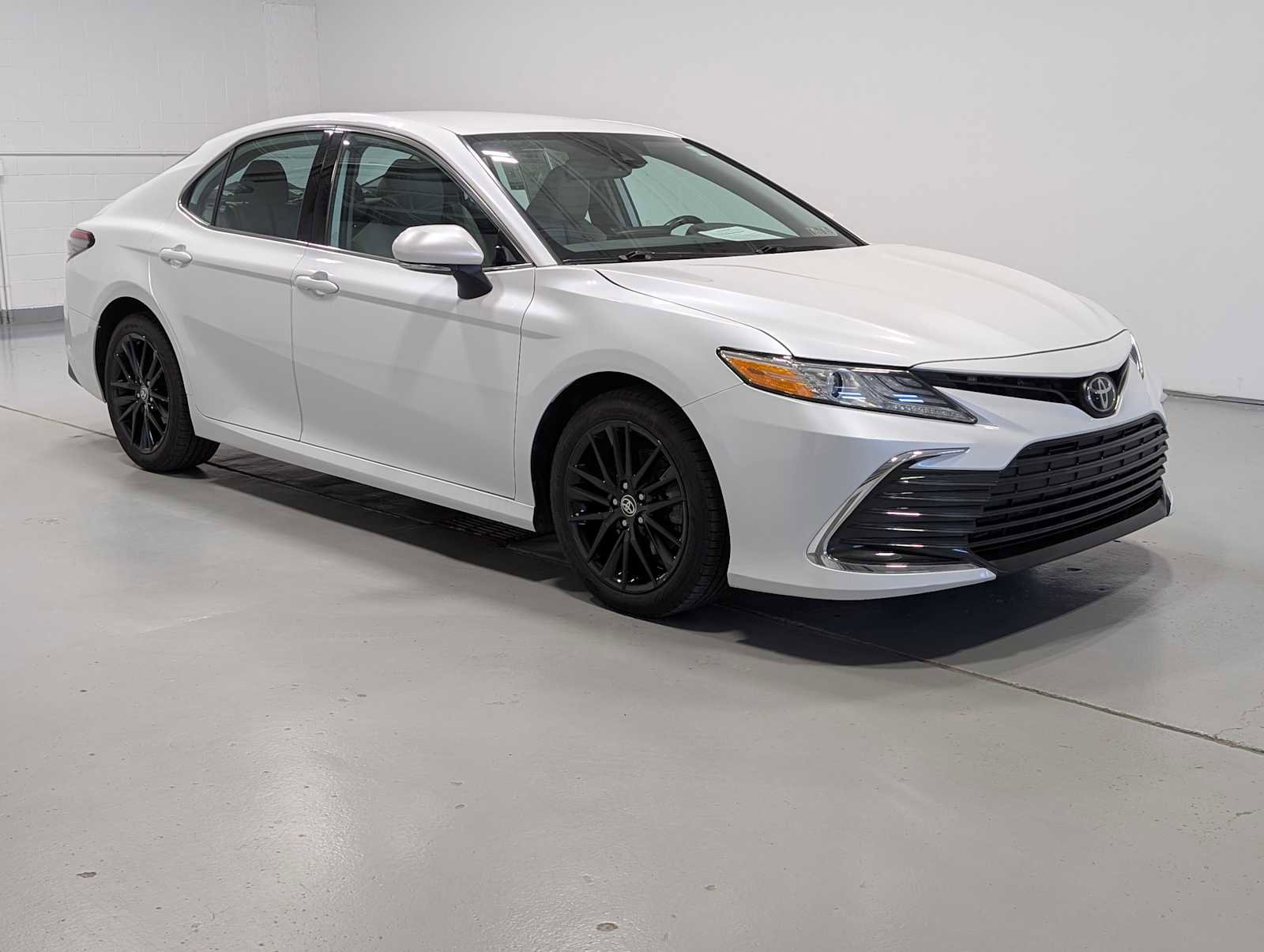 Used 2021 Toyota Camry XLE FWD image 4