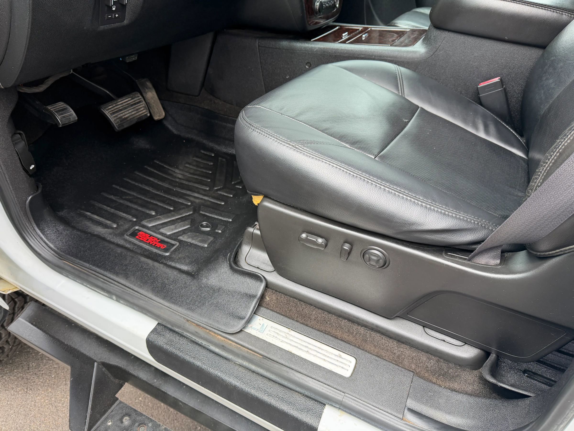 Used 2011 GMC Sierra 2500 Denali w/ Suspension Package, Off-Road AWD/4WD image 17
