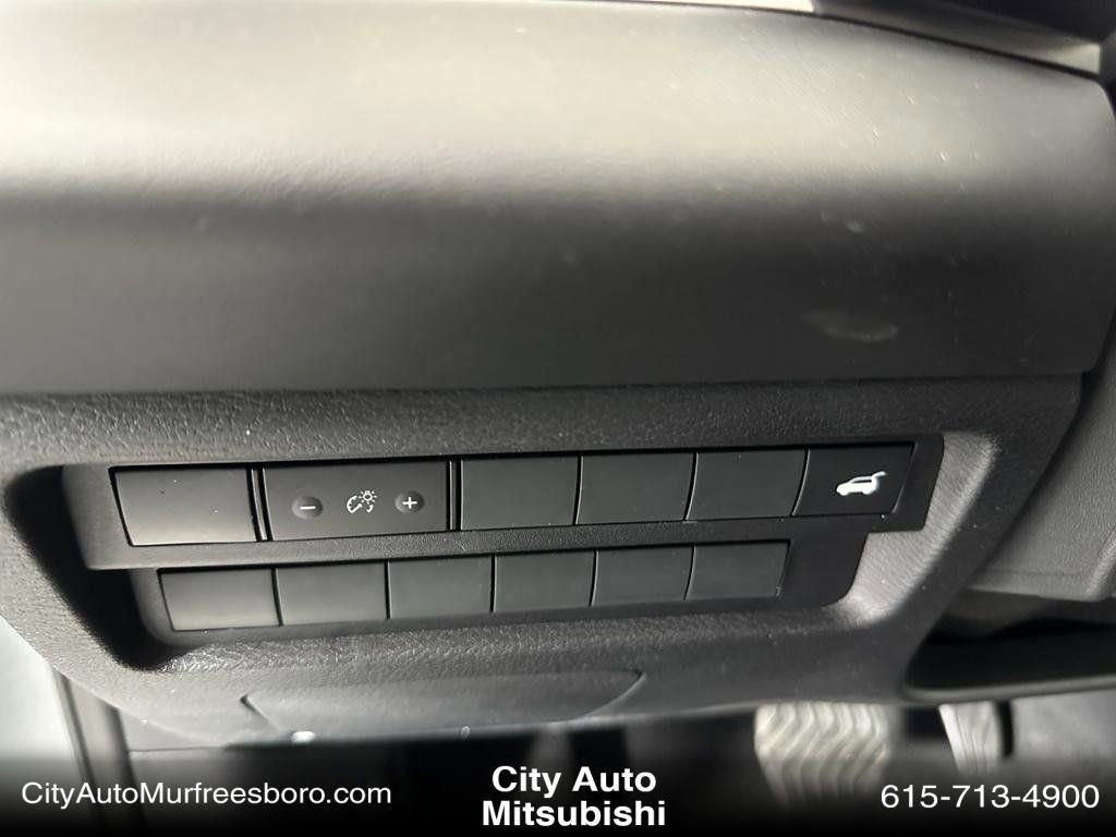 New 2025 Mitsubishi Outlander SE image 14