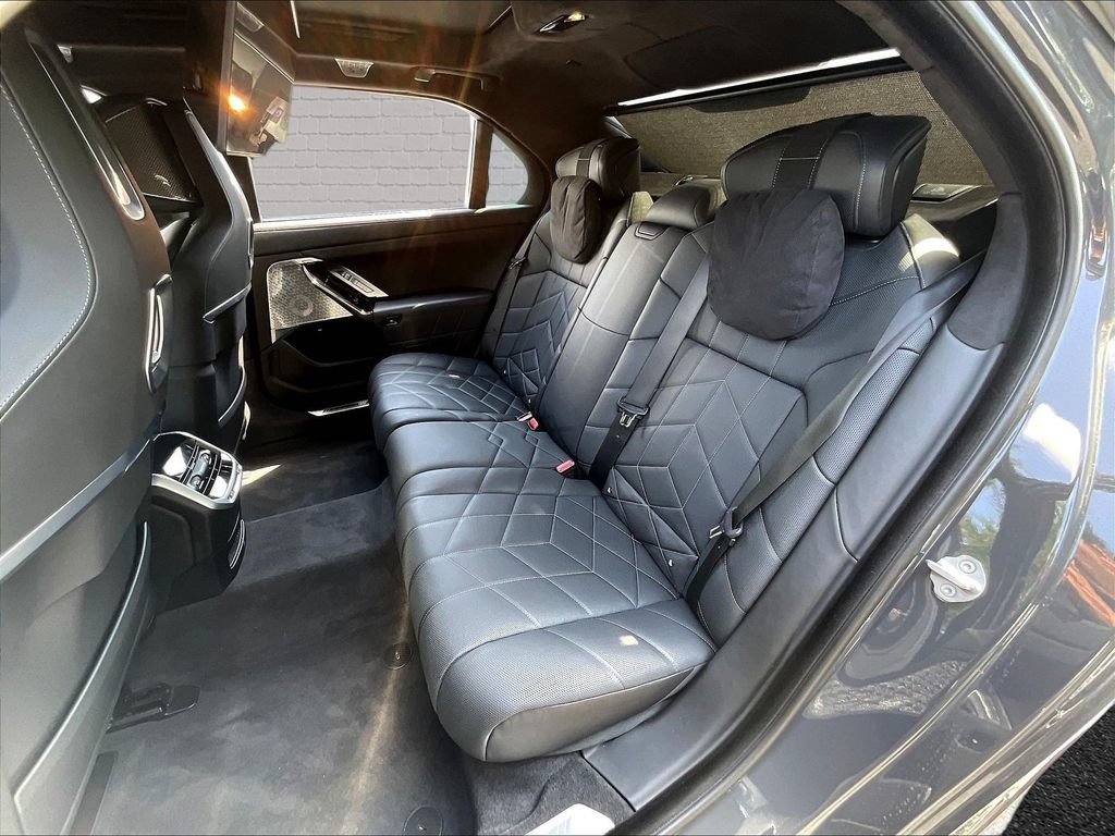 Used 2023 BMW i7 xDrive60 w/ Executive Package 2 AWD/4WD image 20