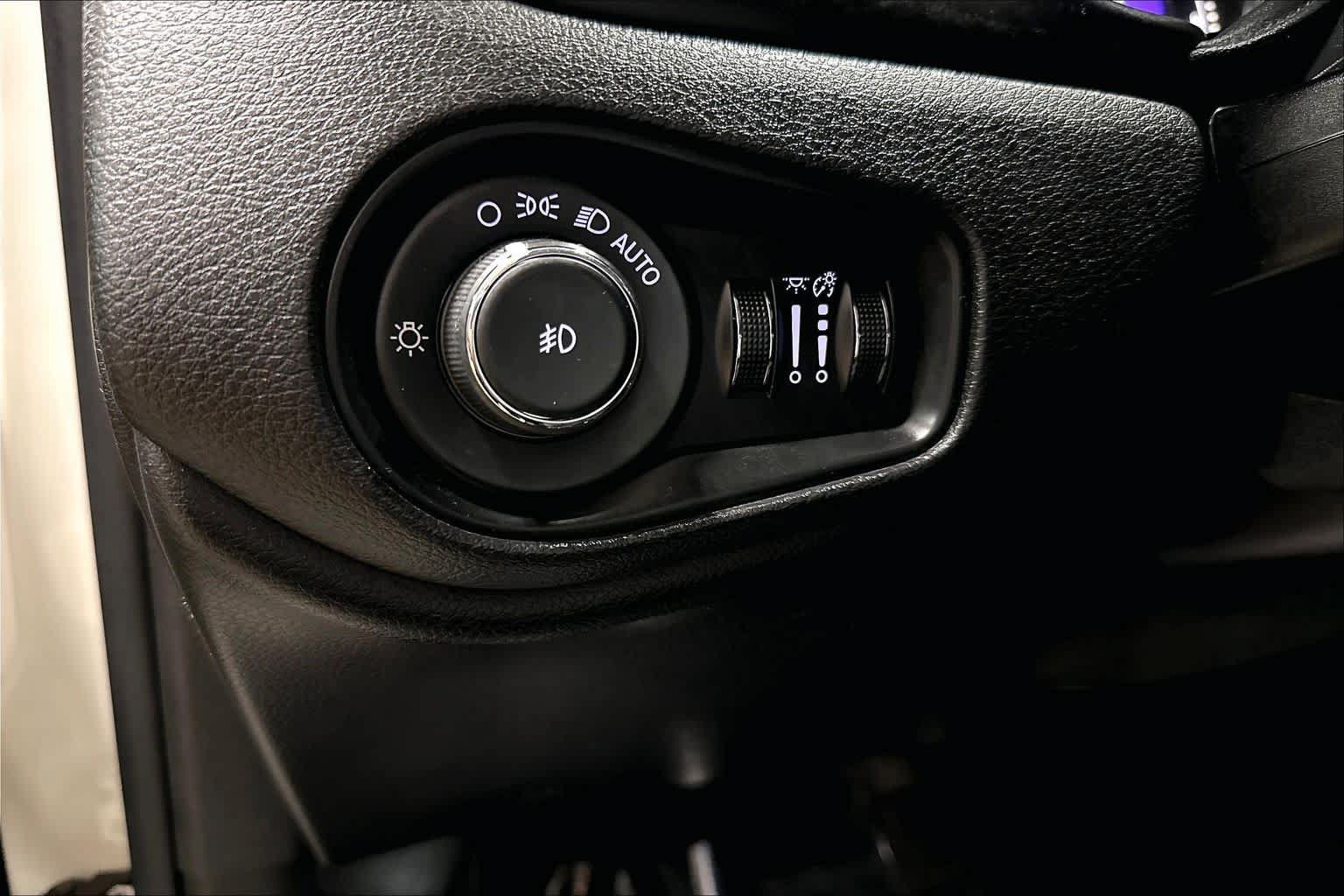 Used 2015 Jeep Renegade Latitude w/ Cold Weather Group II AWD/4WD image 34
