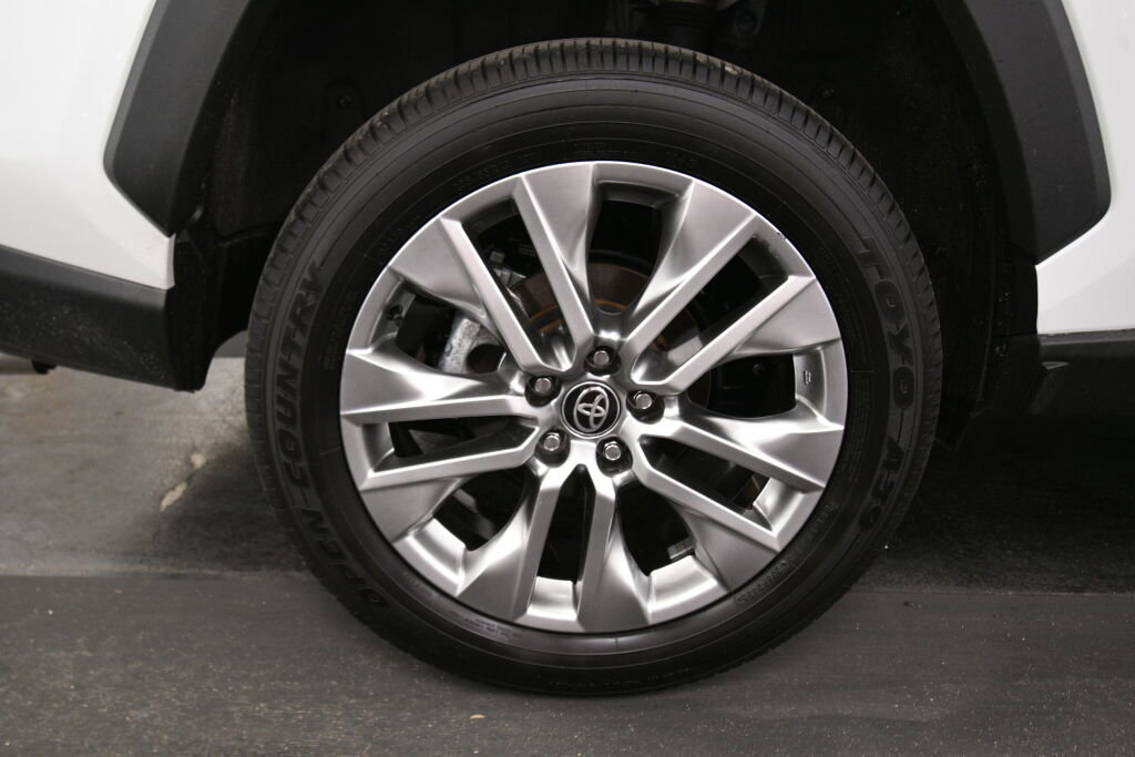 Used 2025 Toyota RAV4 XLE Premium AWD/4WD image 32