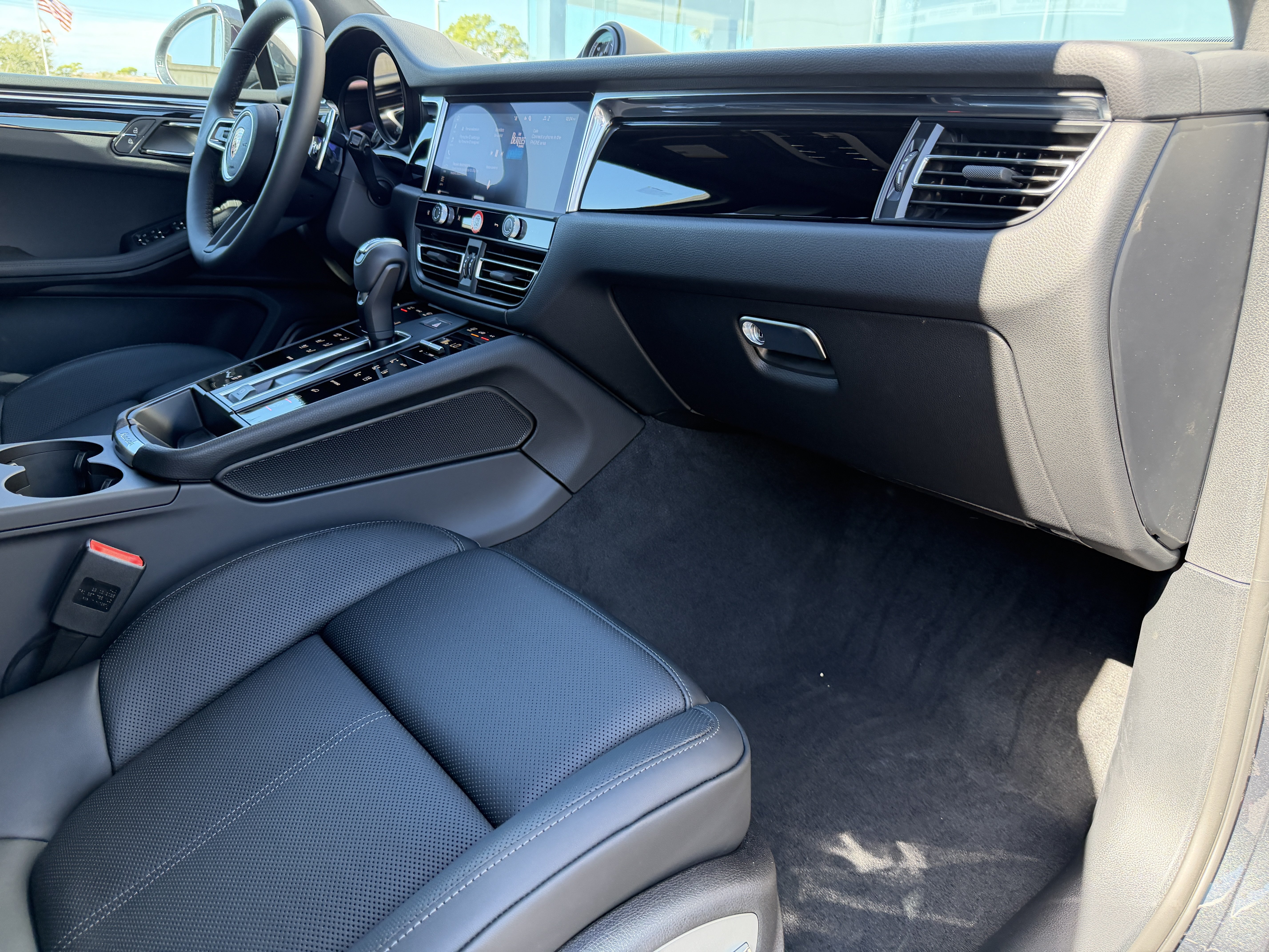 Certified 2025 Porsche Macan AWD/4WD image 14